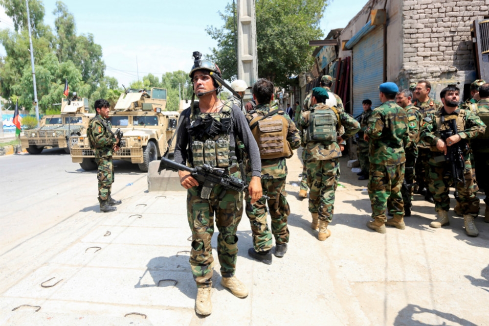 阿富汗國防軍追查發動攻擊的伊斯蘭國團體。（湯森路透）
