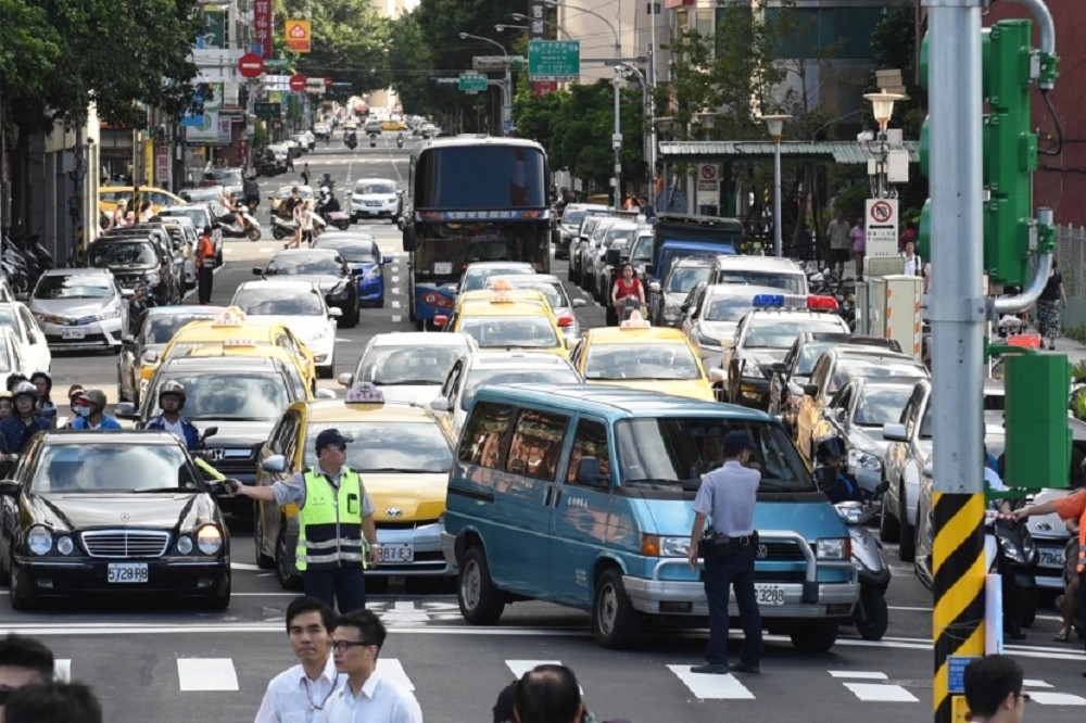 台北市警察局25日公布近3年來北市行人10大易肇事路口，為維護行人通行安全，9月起將展開為期1個月的路口安全大執法。（資料照片／葉信菉攝）