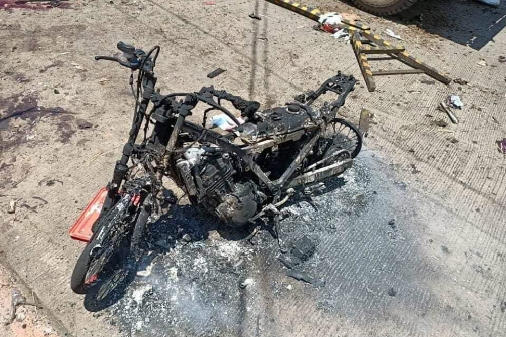 疑似是自殺炸彈客使用的摩托車殘骸。（湯森路透）