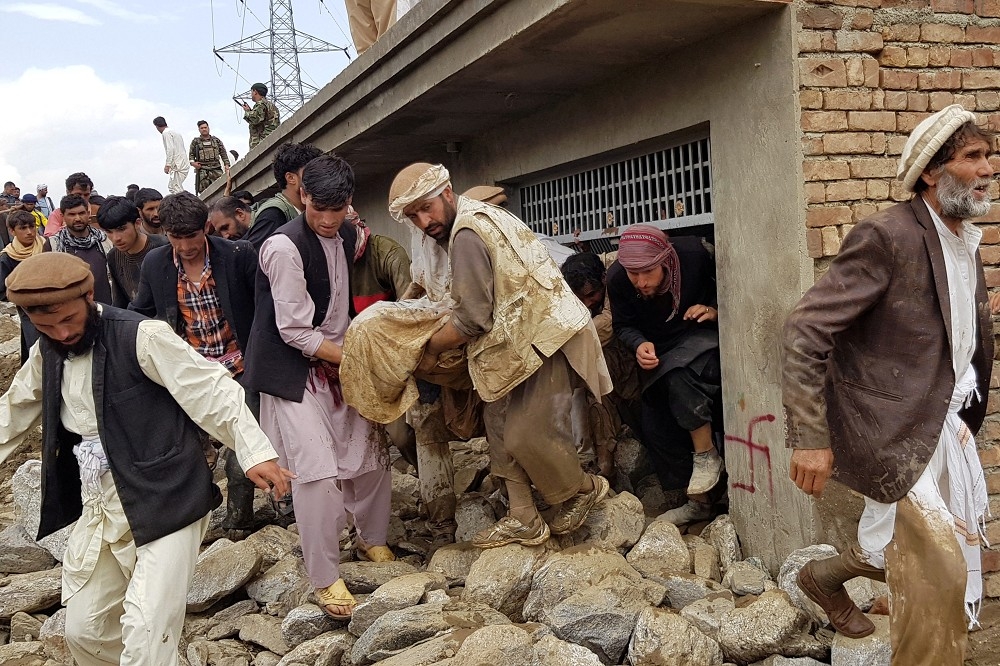 阿富汗首都巴萬省暴洪致房屋倒塌，罹難及受傷人數持續攀升。（湯森路透）
