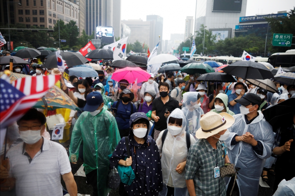 南韓首爾市中心15日保守派民間團體成員為反政府抗議活動走上街頭。（湯森路透）