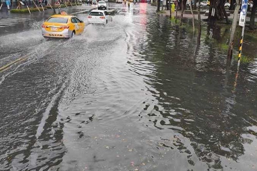 北市士林區中山北路與福林路交叉口，因下暴雨積水，水深約30公分。（北市府提供）
