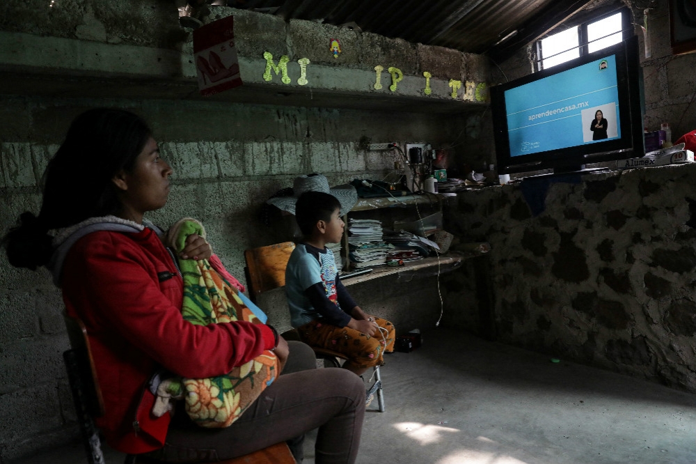 透過電視進行遠距離教學的墨西哥孩童。（湯森路透）