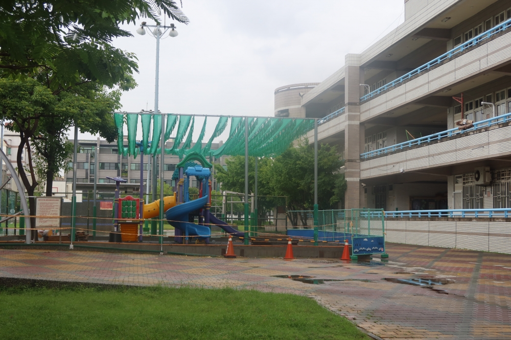 讓孩子快樂長大， 南市議會促加快改善校園遊具。(台南市議會提供)