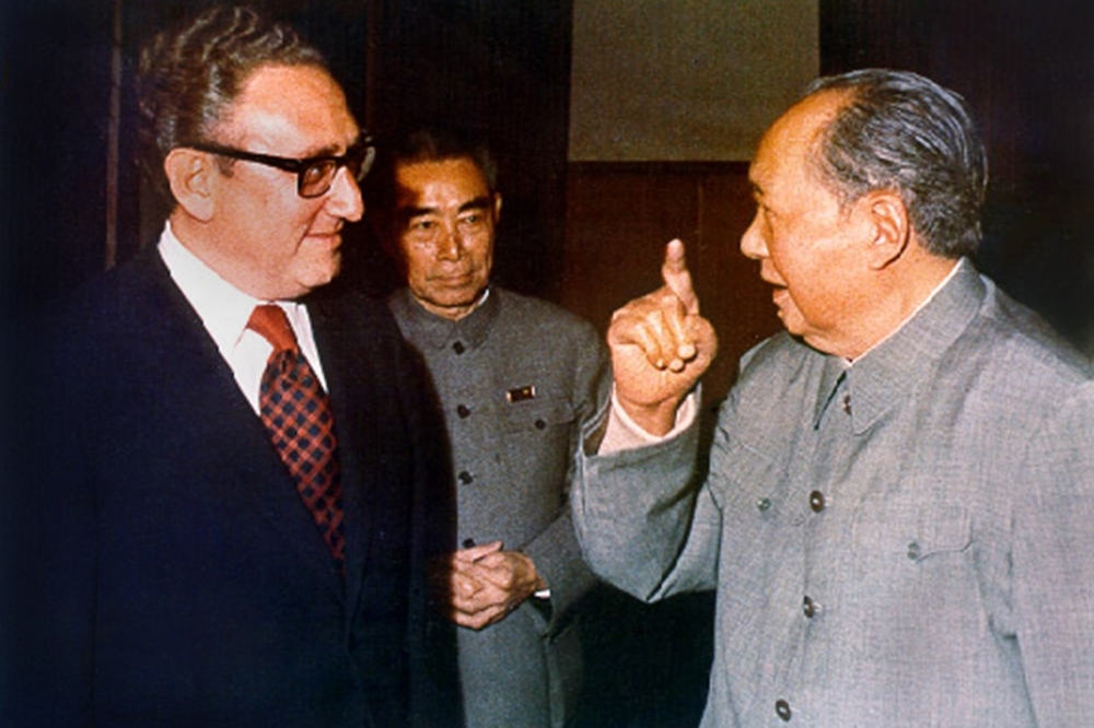 季辛吉（左）與毛澤東（右）、周恩來（中）在磋商中美關係正常化（圖片取自維基百科）