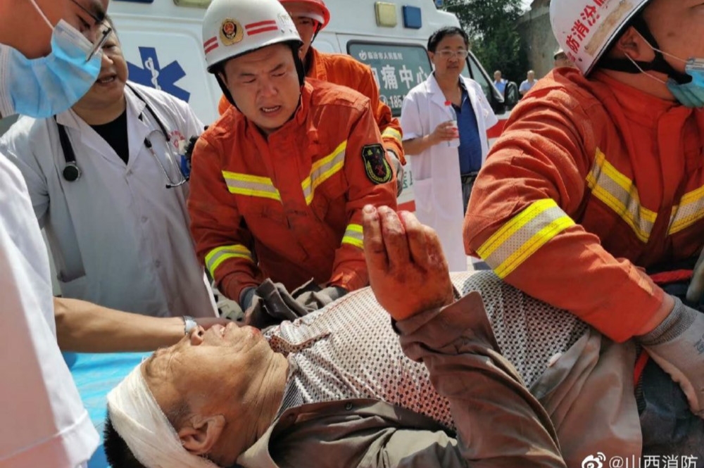 山西襄汾消防人員救出受困民眾。（圖片取自山西消防微博）