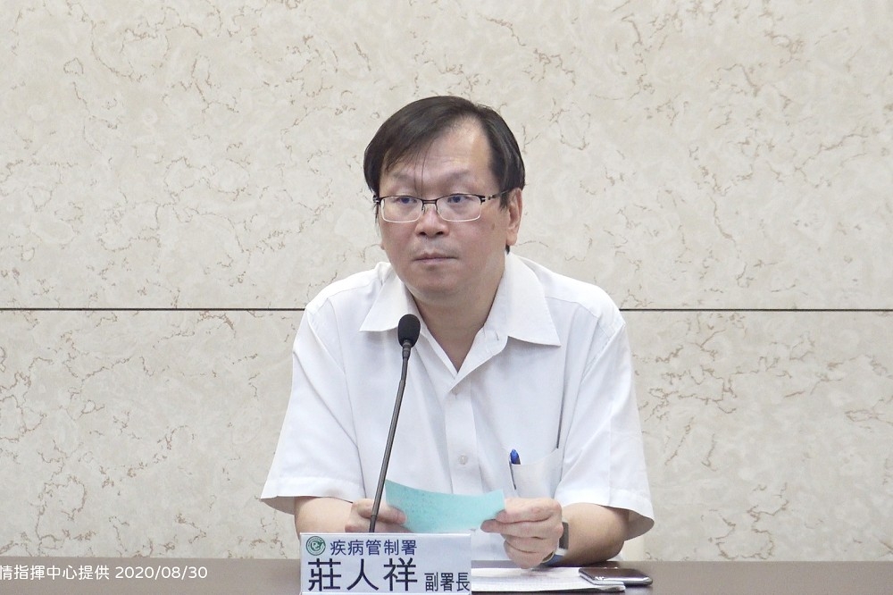 指揮中心發言人莊人祥30日說明上海檢驗陽性個案，並宣布未來機場改用深喉唾液檢驗。（指揮中心提供）