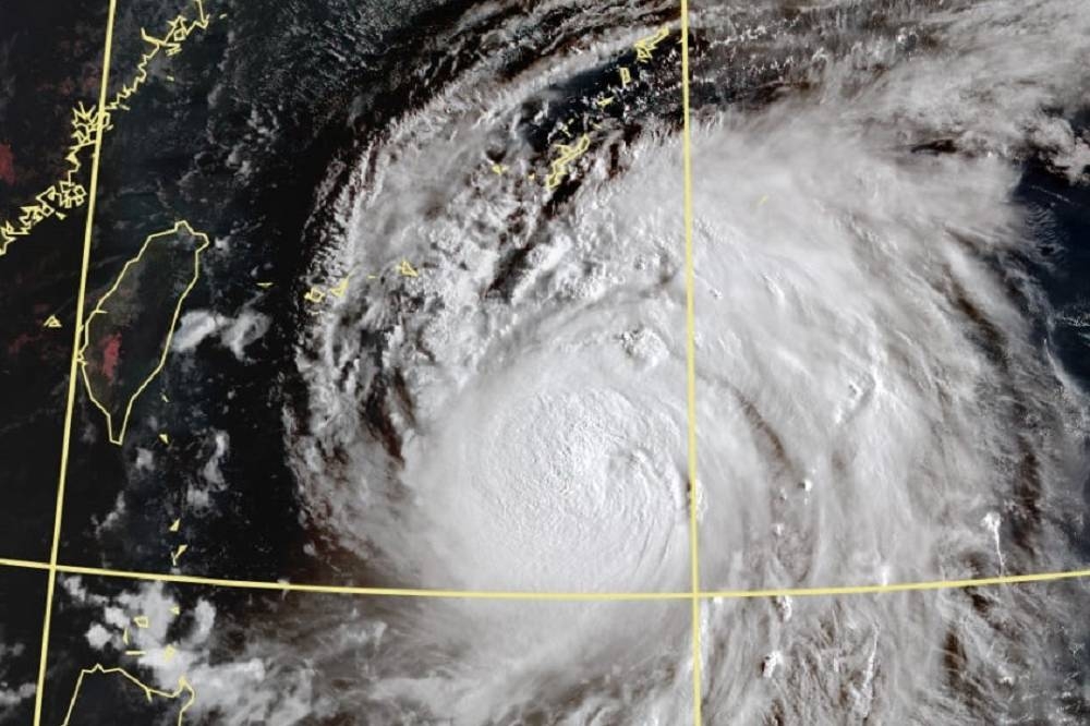 鄭明典31日上午在臉書上指出，中度颱風「梅莎」的眼牆雲系正在環繞中，強度還有上調空間。（取自鄭明典臉書）

