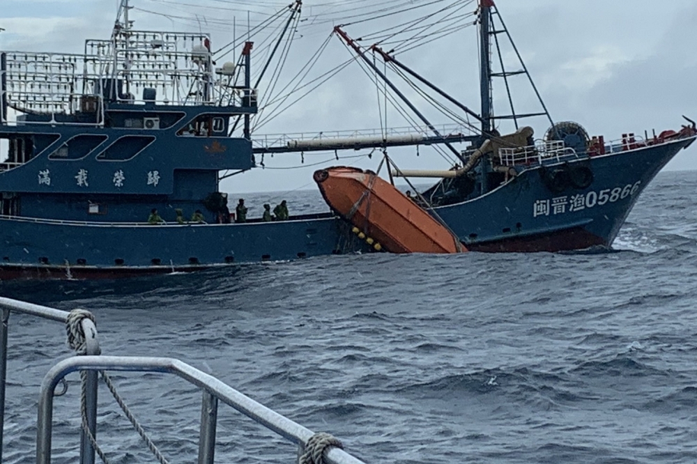 30日清晨，一艘陸籍漁船「閩晉漁05119號」在桃園觀音西北方34浬海域，疑遭非洲賴比瑞亞籍貨輪撞翻肇事逃逸，釀14人落海，僅2人獲救，目前持續搜救中。（海巡署艦隊分署提供）