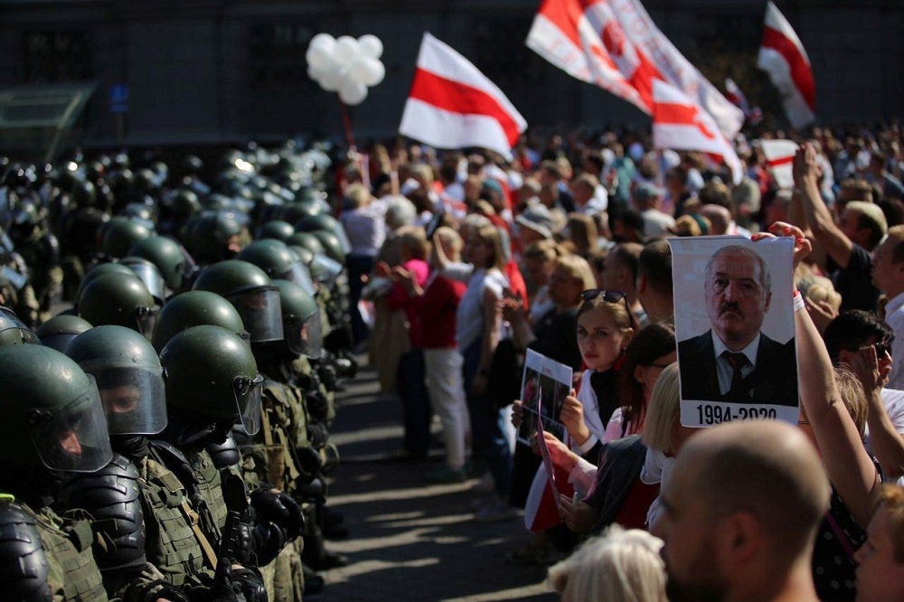 白俄羅斯抗議進入第三週，明克斯街頭警民對峙。（湯森路透）