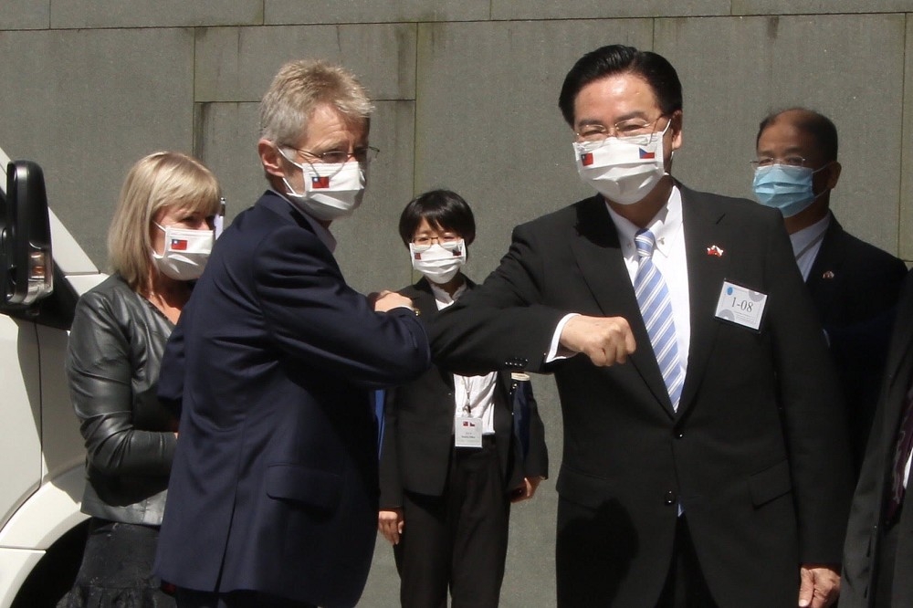 捷克議長韋德齊與外交部長吳釗燮碰手臂。（攝影：王侑聖）