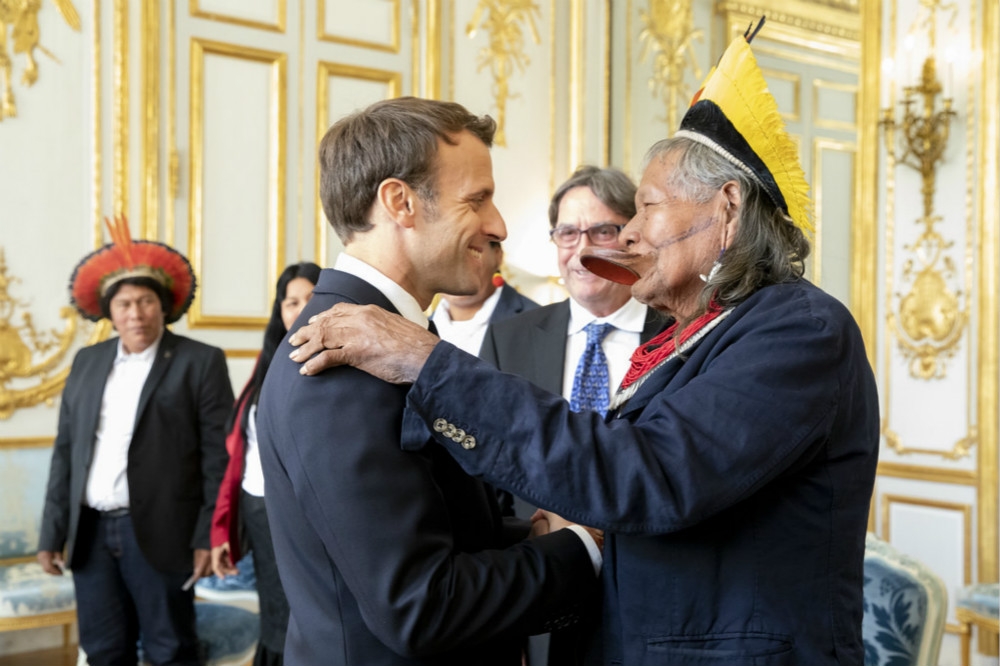 郝倪（右）2019年前往法國拜訪總統馬卡洪（左）。（圖片取自愛麗舍宮）
