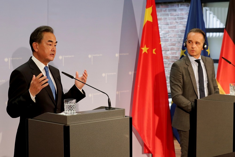 中國外交部長王毅（左）訪問德國，與德國外交部長馬斯（Heiko Maas，右）會晤。（湯森路透）