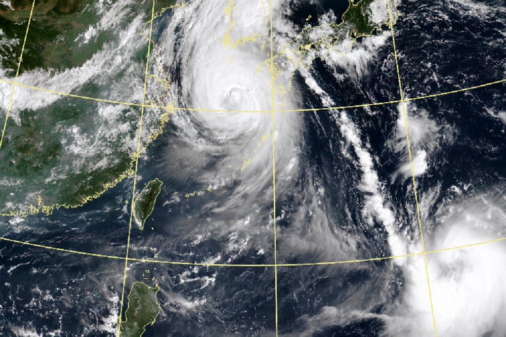 2日上午的衛星雲圖，左上為9號颱風梅莎，右為10號颱風海神。（取自中央氣象局）