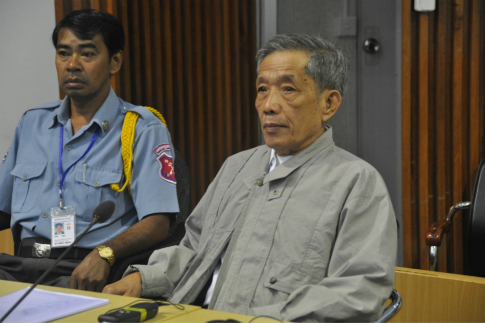 「紅色高棉」前領導人康克由（中央）2009年出庭受審。（圖片取自柬埔寨特別法庭）