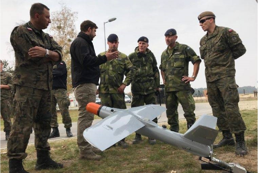 中科院選定波蘭WB GROUP集團Warmate戰友小型自殺式無人機系統；圖為WB集團向瑞典國民警衛隊進行Warmate演示。（取自WB GROUP集團、MILMAG－軍事雜誌）
