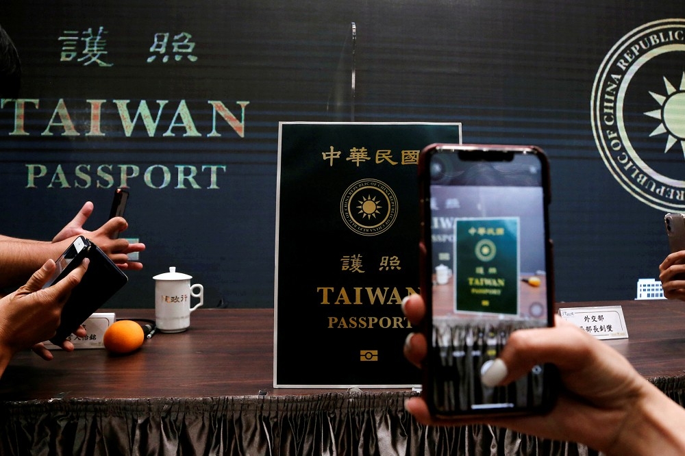 新護照封面設計中，保留國徽、縮小「Republic of China」字樣，放大「TAIWAN」，目的就是為了不與中華人民共和國的「People's Republic of China」混淆。（湯森路透）