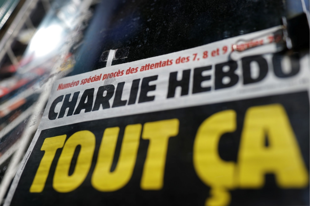 法國《查理週刊》重刊爭議的穆罕默德插畫。（湯森路透）