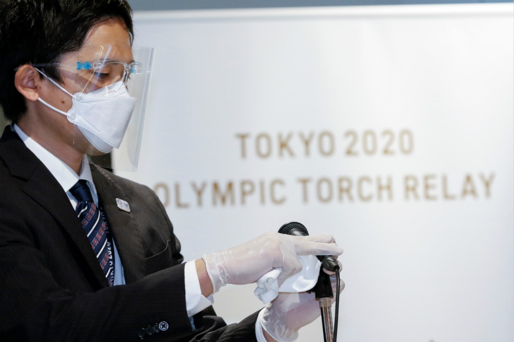 日本國內仍面臨肺炎疫情威脅。（湯森路透）