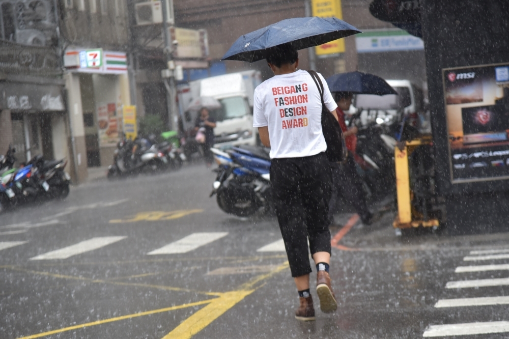 中央氣象局8日上午針對桃園市、新竹縣、新竹市發布大雨特報，需注意瞬間大雨、雷擊及強陣風。（資料照片／蔣銀珊攝）