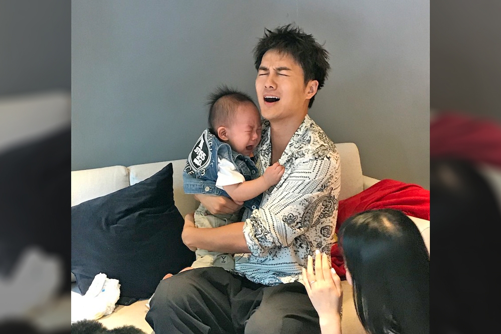 吳克群上節目挑戰當奶爸，結果惹得寶寶大哭，讓他不知所措。（17LIVE提供）