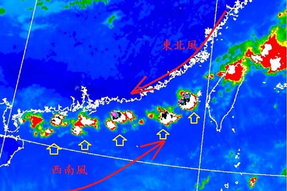 中央氣象局長鄭明典3日在臉書分享罕見的「對流胞排隊」圖，表示這是有趣的天氣現象。（取自鄭明典臉書）