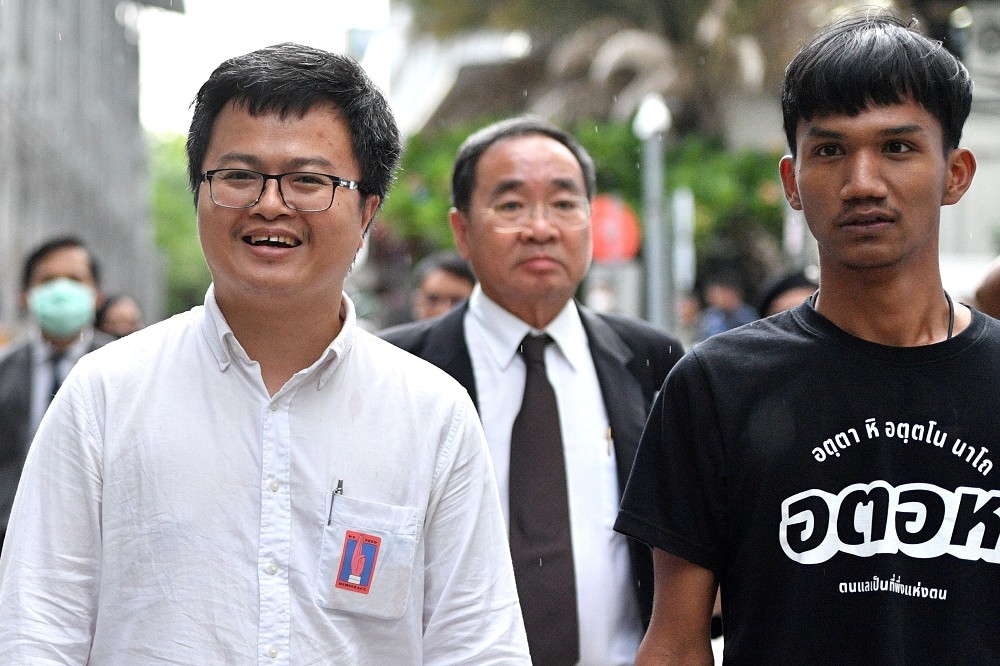 泰國人權律師安農與學生社運者帕努彭遭到警方關押在曼谷監獄。（湯森路透）