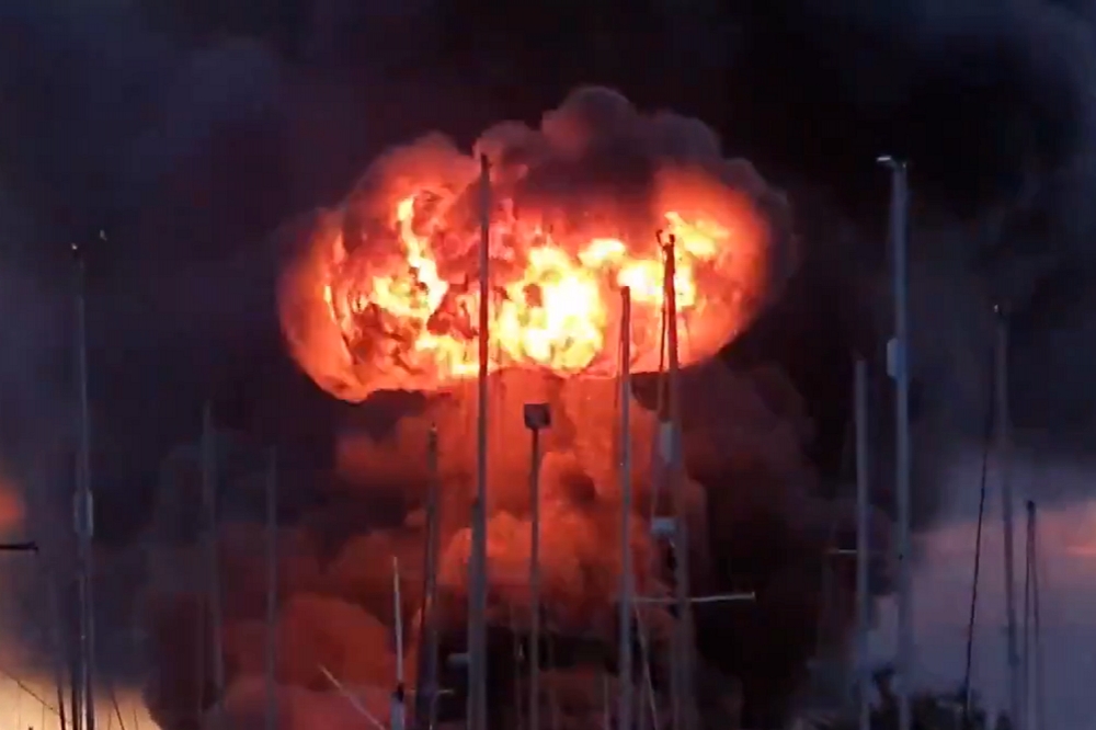 英國梅德韋一座工廠發生爆炸，一個火球直滾上天。（擷取自推特@utkarshs88）