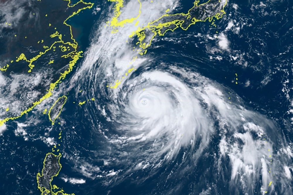 強烈颱風海神靠向日本九州及南韓。（擷取自向日葵8號衛星）