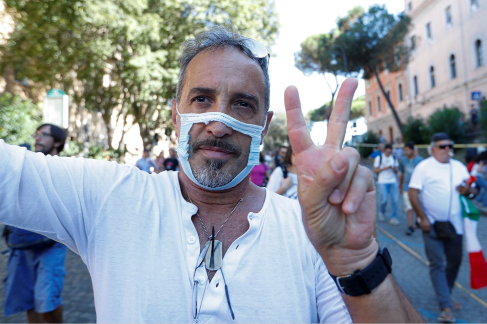 義大利民眾在羅馬市中心要求「不戴口罩」。（湯森路透）