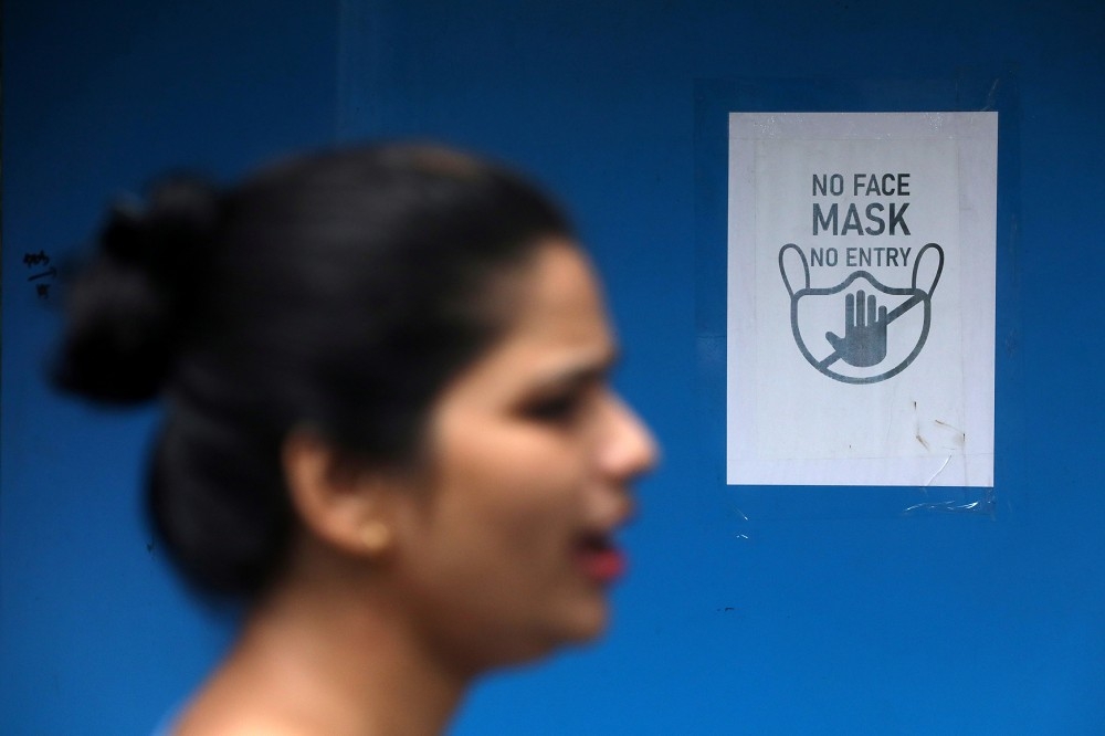 印度孟買的海報顯示，沒有口罩禁止進入。（湯森路透）
