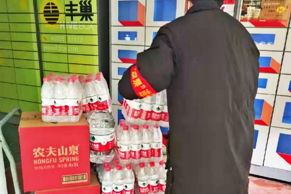 中國知名瓶裝礦泉水「農夫山泉」赴香港上市。（圖片取自農夫山泉微博）