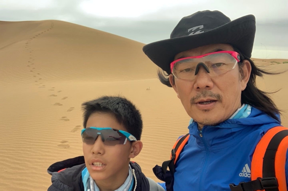 任賢齊（右）帶著兒子去年騎車橫渡寧夏沙漠，過程中父子情更加緊密。（任賢齊提供）