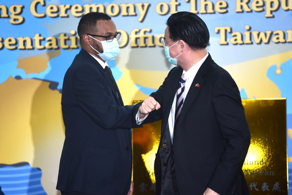 索馬利蘭共和國駐台灣代表處於9日舉行揭牌儀式，外交部長吳釗燮與索國駐台代表穆姆德共同出席。吳釗燮對穆姆德熱情歡迎，「台灣是你的第二個家！」（張哲偉攝）

