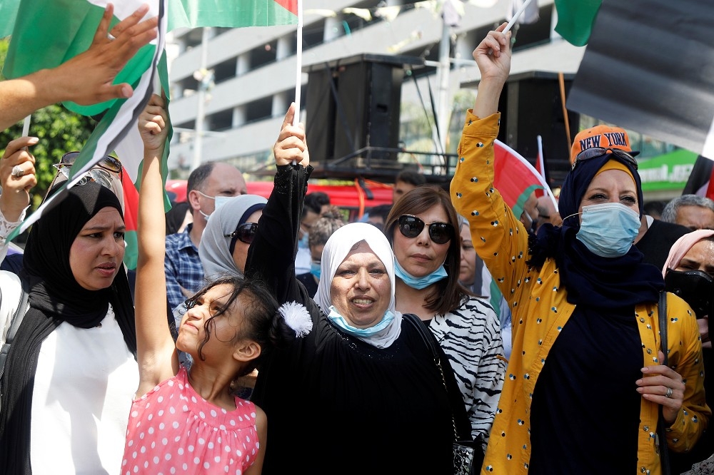 巴勒斯坦民眾上街抗議以色列與阿聯外長會面。（湯森路透）