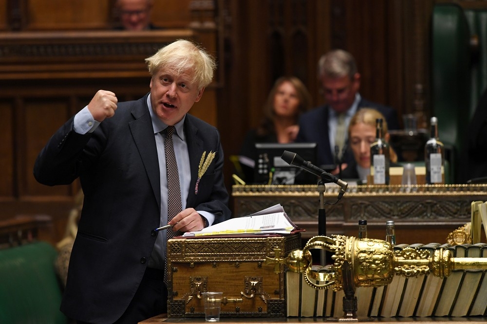 英國首相強森9日參加議會的首相問答時間。（湯森路透）