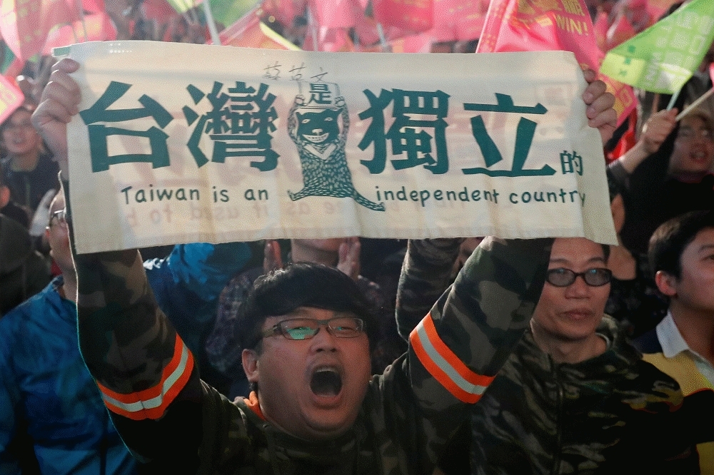台灣不論是維持現狀的反吞併立場還是追求名副其實的獨立立場，都應該將民主議題置於統獨議題之前。（湯森路透）