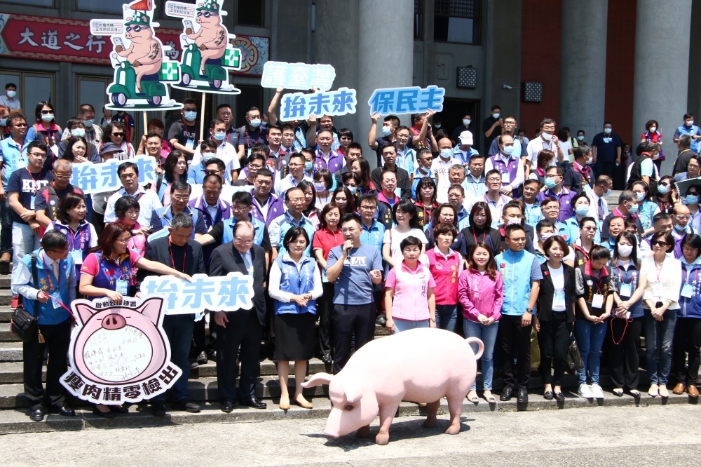 國民黨中央發起反美萊豬食安公投，12日將同步在全國22縣市正式啟動連署，黨主席江啟臣親自參與替公投案宣傳。（王侑聖攝）