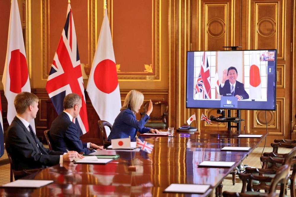 英國國際貿易代表特拉斯與日本貿易代表。（特拉斯推特）