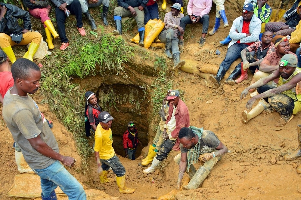 大水消退後，許多人在卡米圖加附近的礦場外，試圖找回活埋礦工。（湯森路透）
