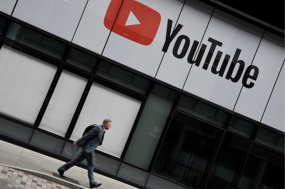 知名影音平台YouTube，在英國遭提告侵犯未成年個資。（湯森路透）