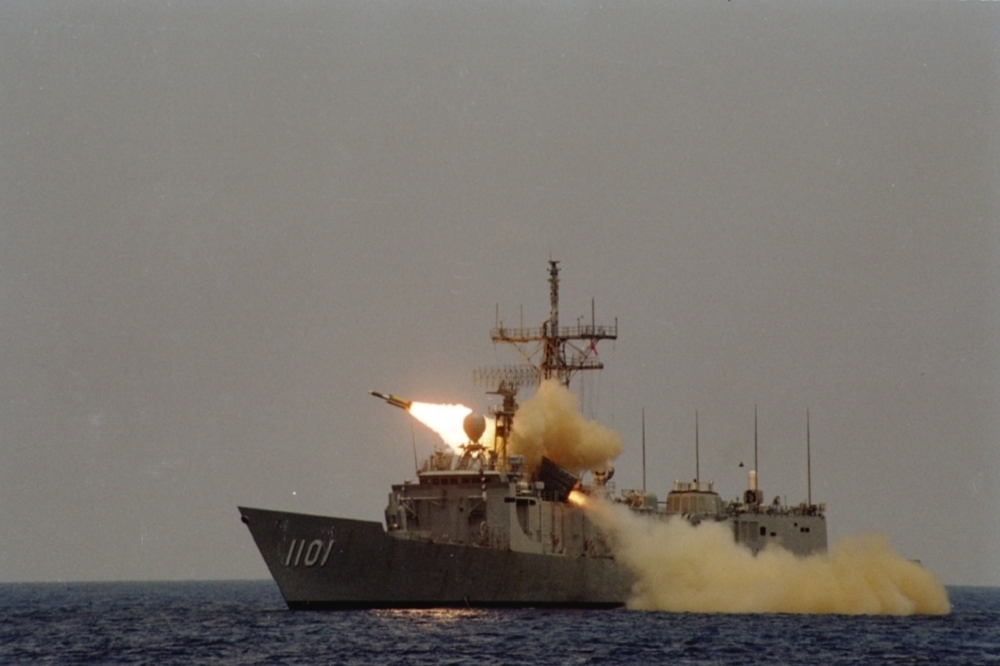 海軍為尋找合適新一代飛彈巡防艦的相列雷達系統，已分別邀請歐洲泰利斯集團與美國雷神公司提出簡報；圖為成功級軍艦發射雄三飛彈。（國防部提供）