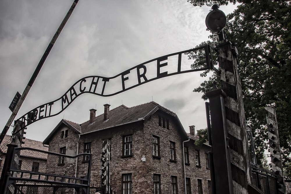 納粹德國在集中營標誌著「勞動帶來自由」（Arbeit macht frei）的牌子，強迫在營中的猶太人勞動，並給予獲取自由的虛假希望。（pixabay）