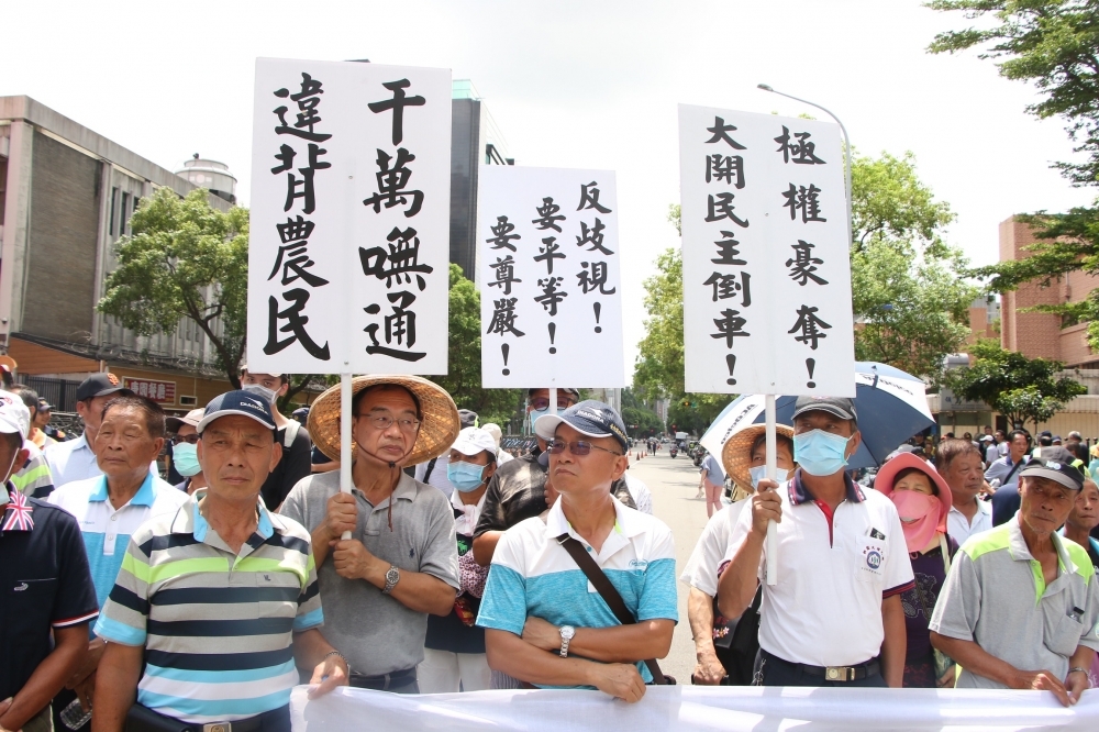 農田水利法三讀通過，水利會將於10月改制為公務機關，以往由會員直選的會長將改由政府指派。對此，水利會自救會曾集結立院大門抗議。（資料照片／王侑聖攝）