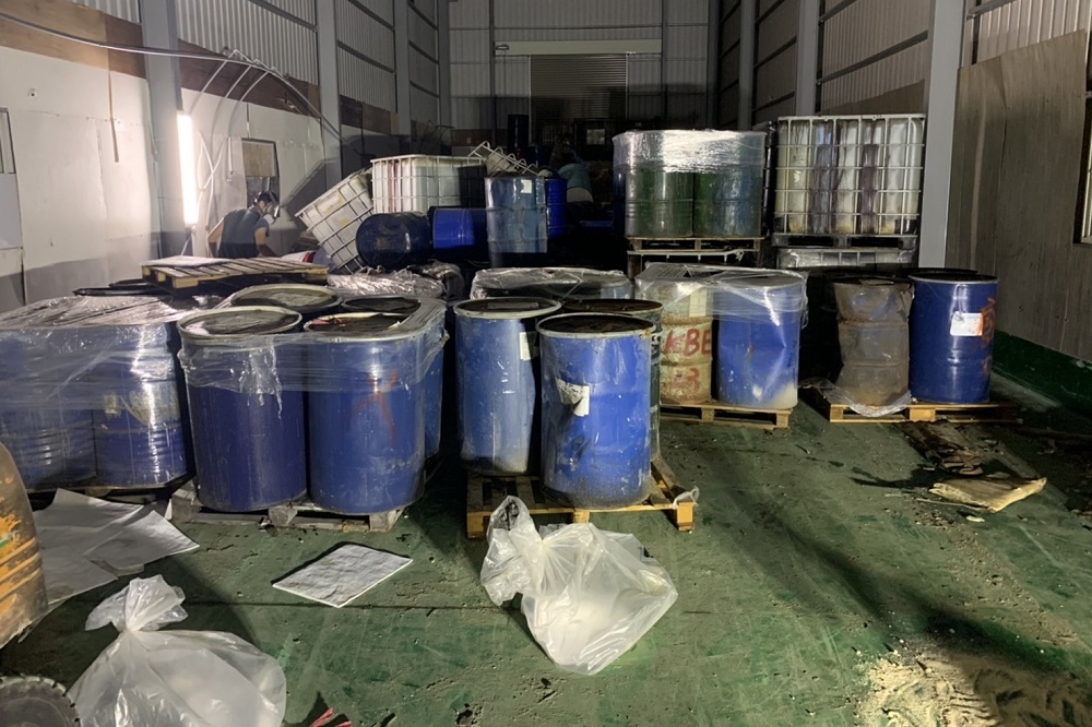 高雄鳥松區某廠房，近日飄出「化學異味」，環保人員到場發現裡頭堆滿廢棄物、化學原料。（環保局提供）