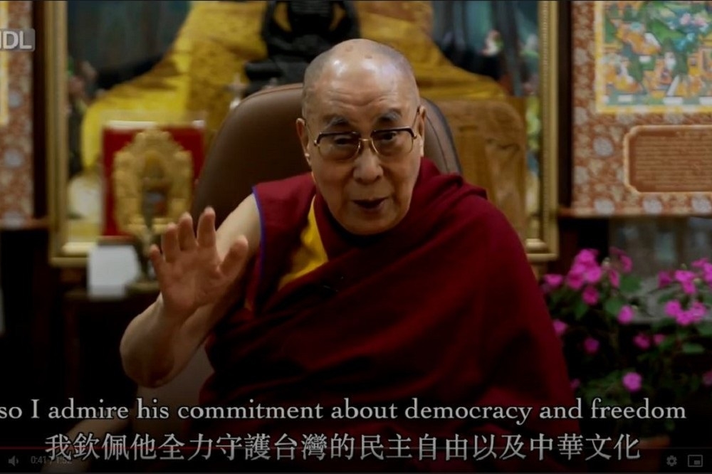 19日在淡水真理大學大禮拜堂舉行前總統李登輝告別禮拜，西藏精神領袖達賴喇嘛也透過影片，向李登輝表達追思。（截取自達賴喇嘛慰詞）