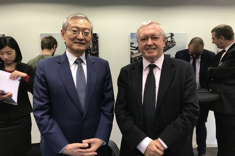 英國前MI6探員、現為智庫執行長福瑞澤（右）與中國駐歐盟大使張明（左）合影。（圖片取自佛瑞德推特）