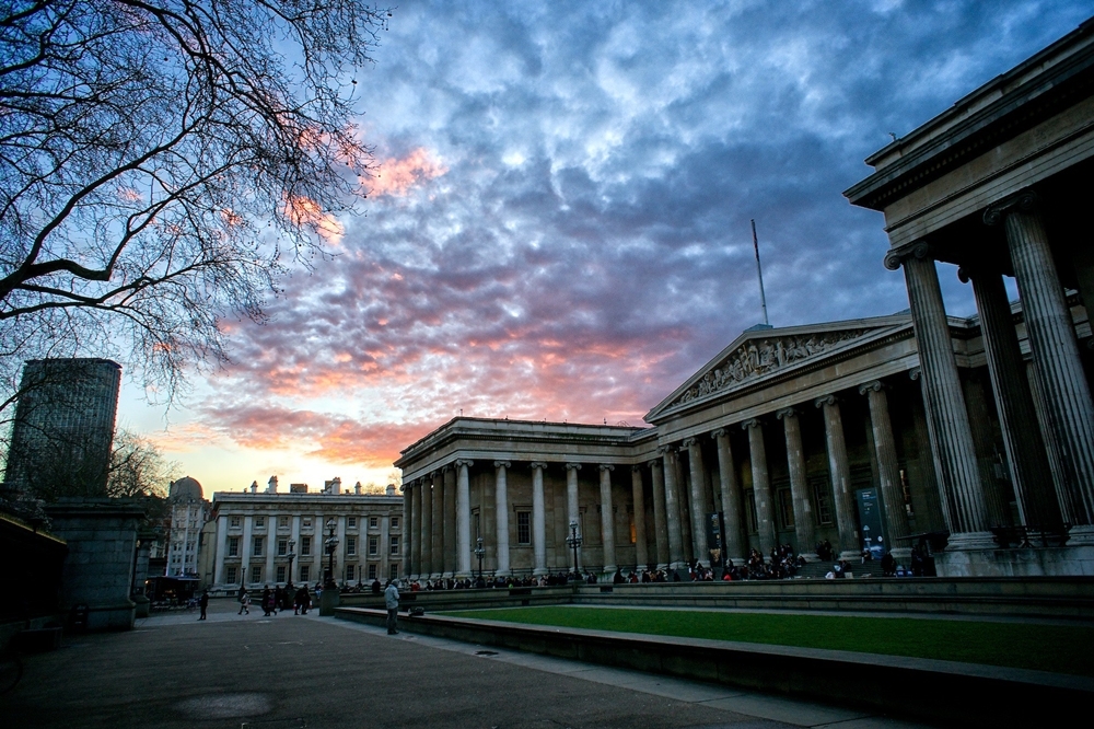 夕陽下的大英博物館（2014 © Paul Hudson , British Museum at sunset @ Flickr, CC BY-SA 2.0.）