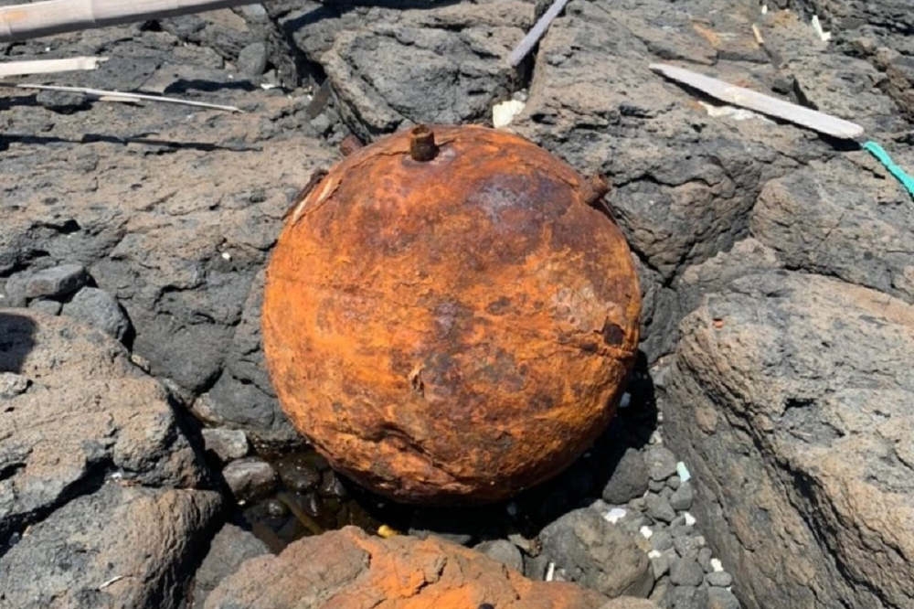 澎湖鋤頭嶼北面海岸18日發現疑水雷爆裂物。（澎防部提供）