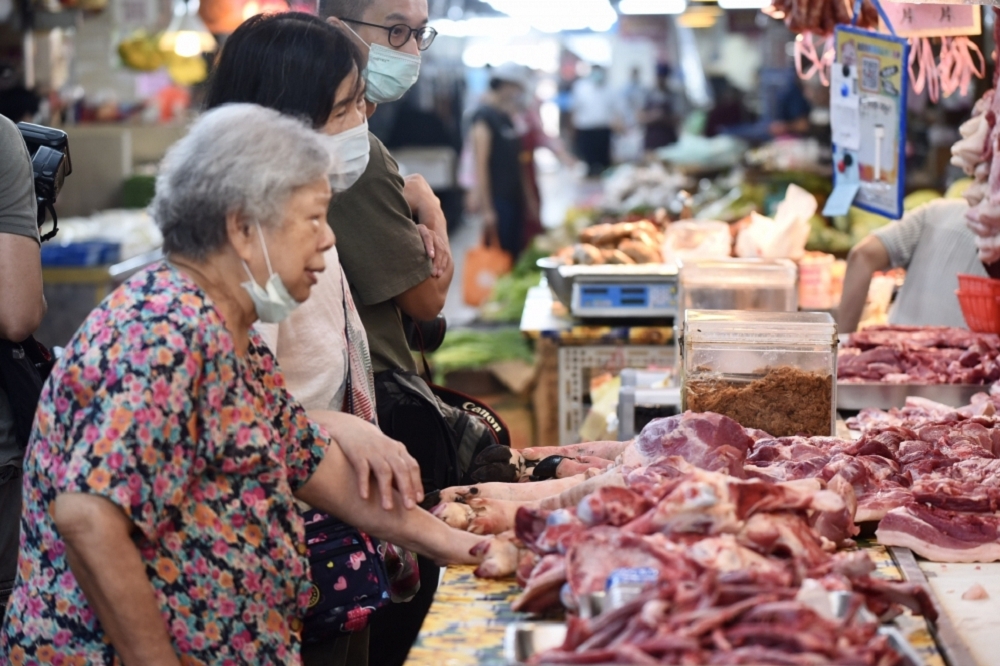總統蔡英文8月28日宣布自明年起放寬美牛美豬進口後，據了解，自15日起，雲林縣近一個禮拜以來出現跌至每公斤67元低迷價格。（張哲偉攝）